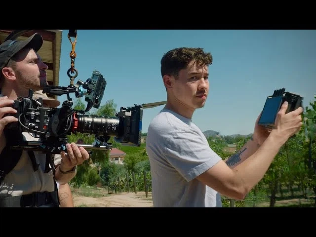 啄木鸟视频-最新资源更新，欢迎投稿|无限发射首席创作总监拍摄工作照